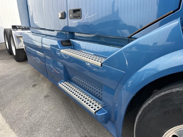 2012-volvo-10-image-21