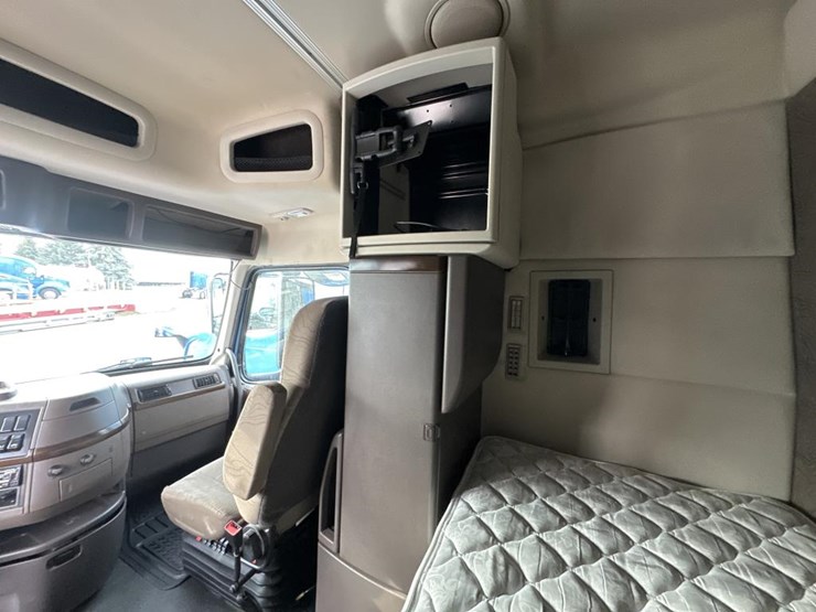 2018-volvo-10-image-53