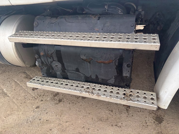 2016-freightliner-cascadia-113-image-51