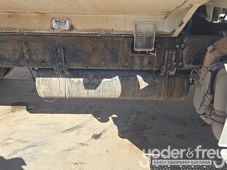 2017-freightliner-m2-106-image-51