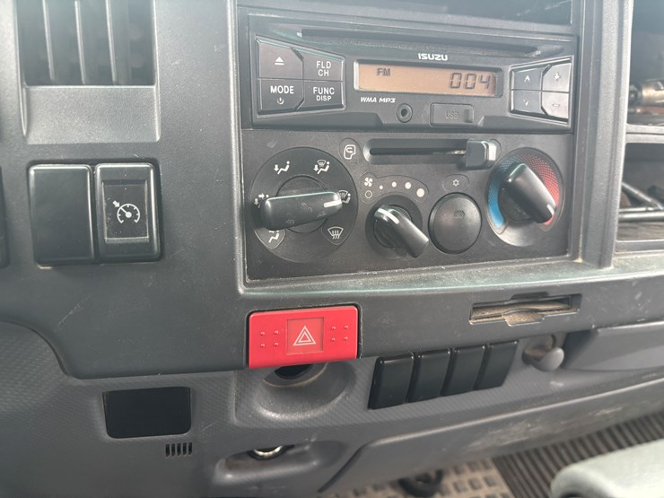 2015-isuzu-npr-xd-image-34