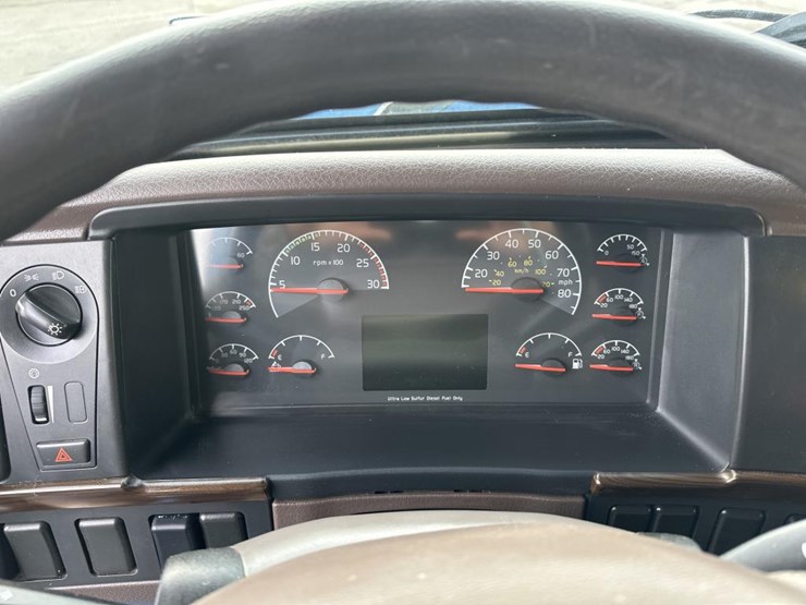 #2231-•-2016-volvo-vnl-sleeper-cab-semi-image-45