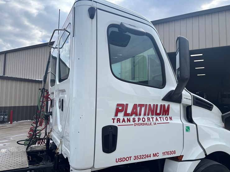 2018-freightliner-cascadia-126-image-19