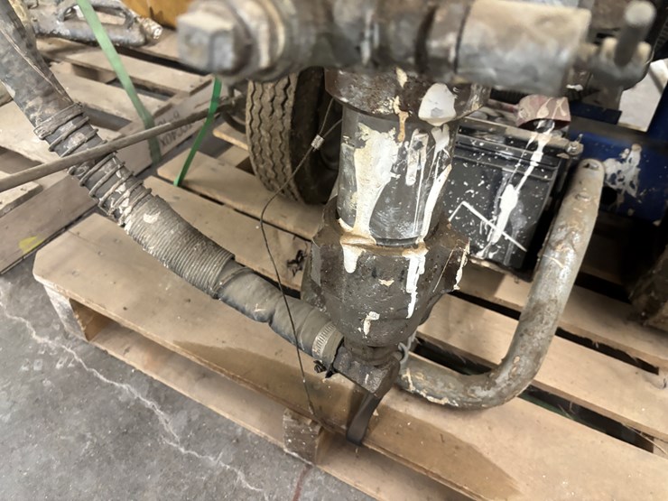 #2309-•-graco-gh-733-roof-coating-sprayer-image-9