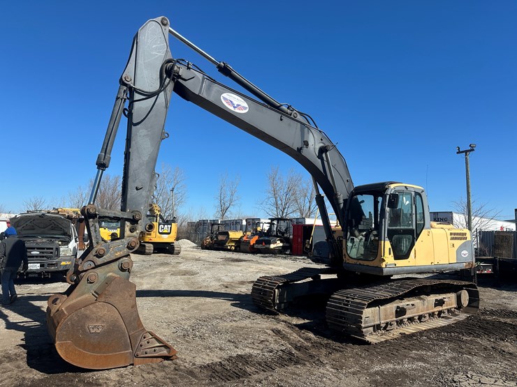 new-holland-eh215-image-1