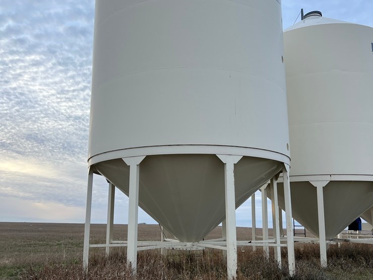 lot-44.-3,000-bu.-meridian-hopper-bin-image-6