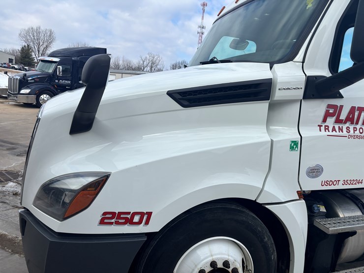 2018-freightliner-cascadia-126-image-8