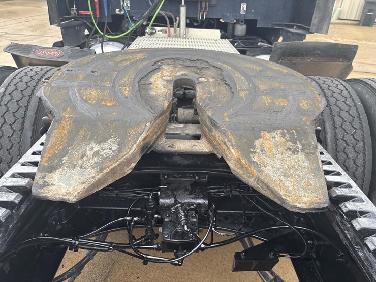 2019-peterbilt-579-image-49