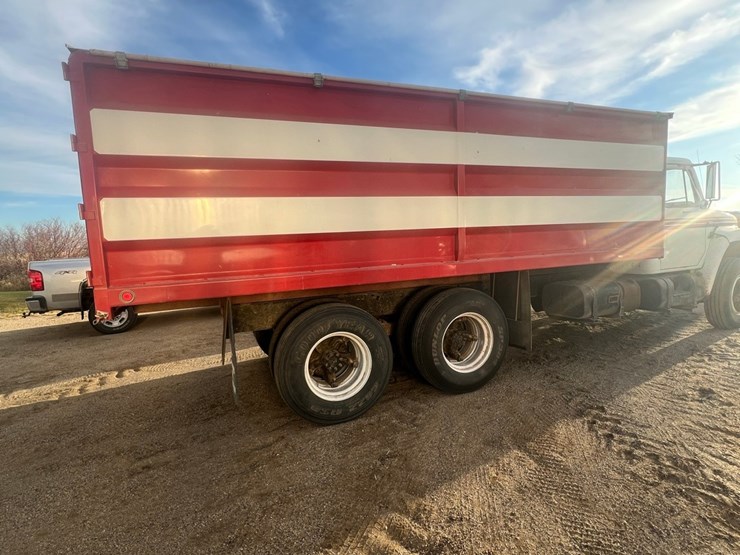 lot-12.-1981-ih-tandem-twin-screw-grain-truck,-very-good-19’-strong-box-and-hoist,-roll-tarp,-466-diesel,-5+4-
vin-af195bca10481-image-29