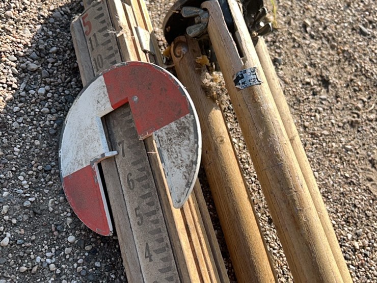 survey-tool,-complete-with-scope,-measuring-stick,-tripod-image-15
