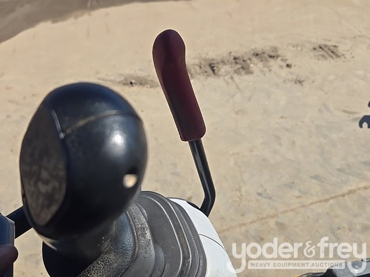 2020-deere-35g-image-78