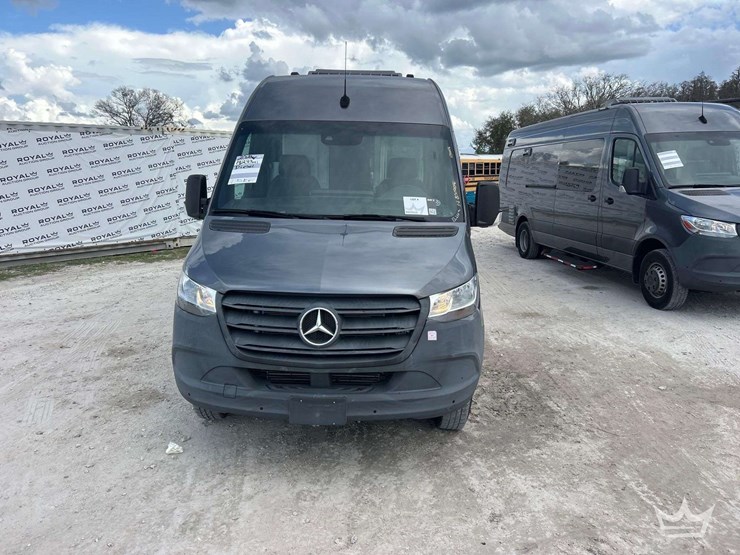 2021-mercedes-benz-sprinter-4500-image-26