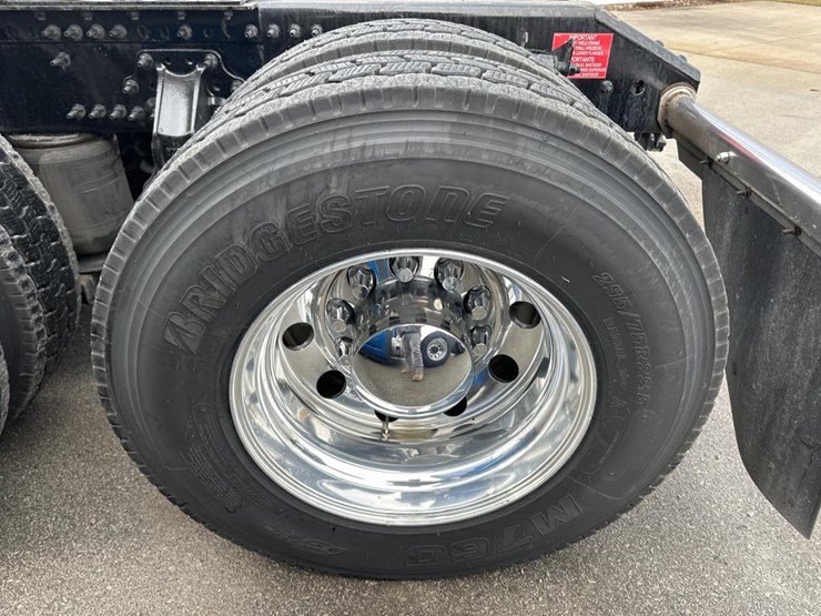 #2225-•-2024-volvo-vnl-sleeper-cab-semi-truck-tractor-image-60