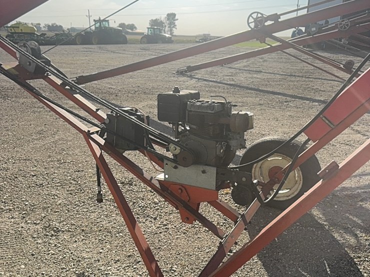 sakundiak-7–33-grain-auger-with-gas-engine-with-electric-start,-equipped-with-wheat-heart-drag-auger-image-13