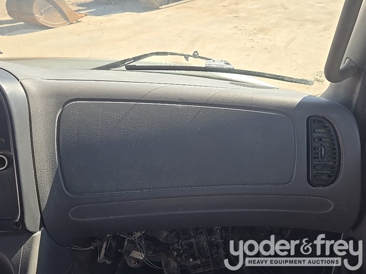 2017-freightliner-m2-106-image-61