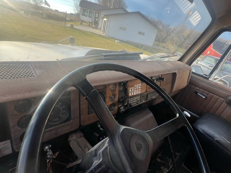 lot-12.-1981-ih-tandem-twin-screw-grain-truck,-very-good-19’-strong-box-and-hoist,-roll-tarp,-466-diesel,-5+4-
vin-af195bca10481-image-33