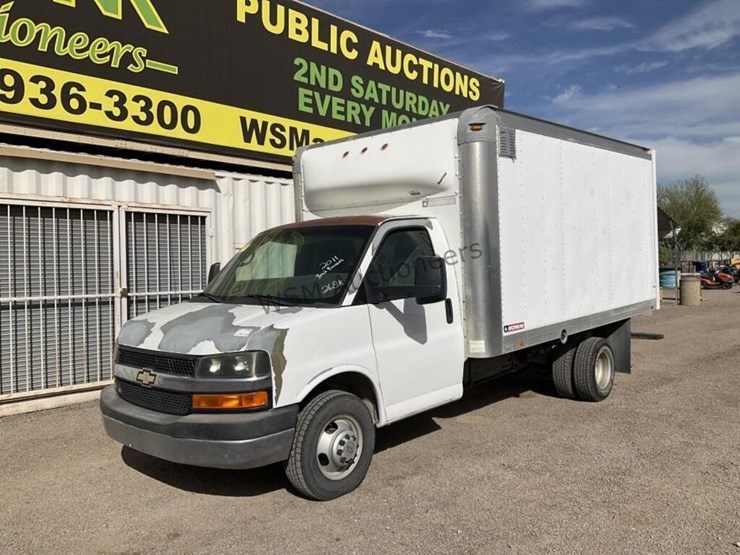 2011-chevrolet-express-4500-image-2