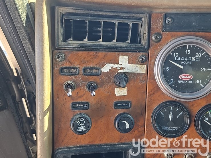 2009-peterbilt-335-image-67