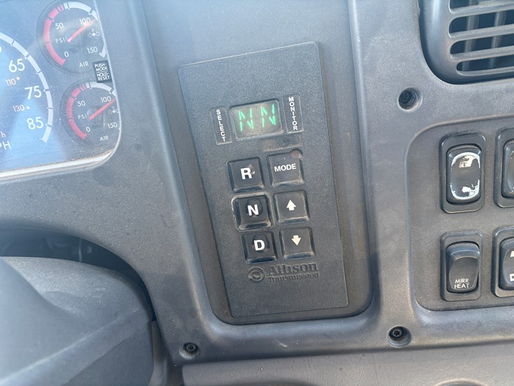 #2294-•-2013-freightliner-m2-flatbed-truck-image-35