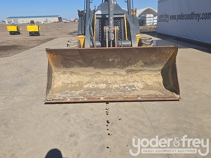 2010-deere-310sj-image-11