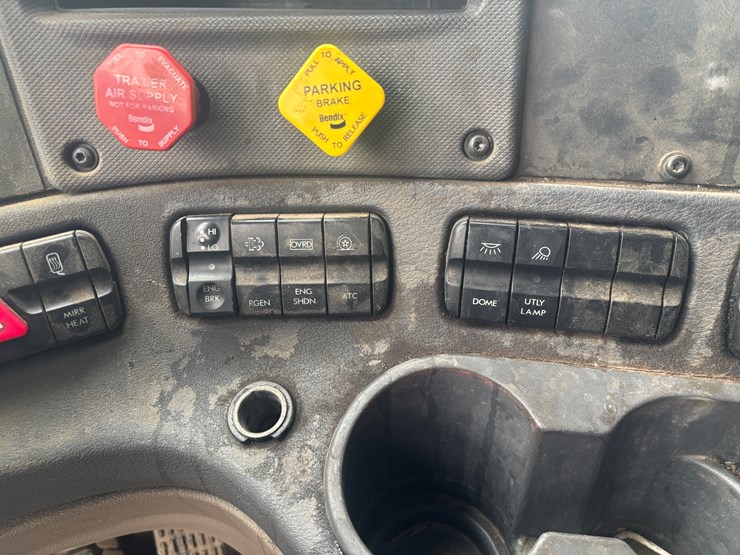 2016-freightliner-cascadia-113-image-32