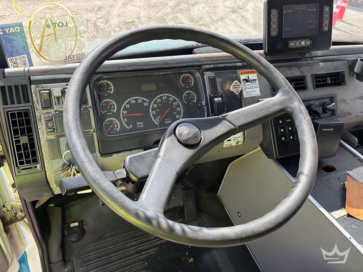 2003-freightliner-fl60-image-34