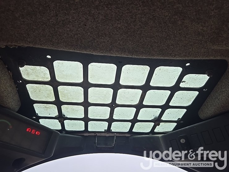 2021-deere-317g-image-66