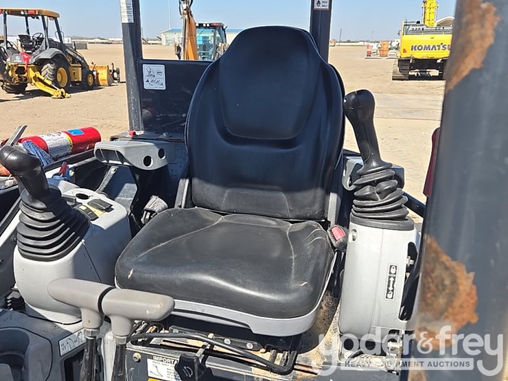 2020-deere-35g-image-73