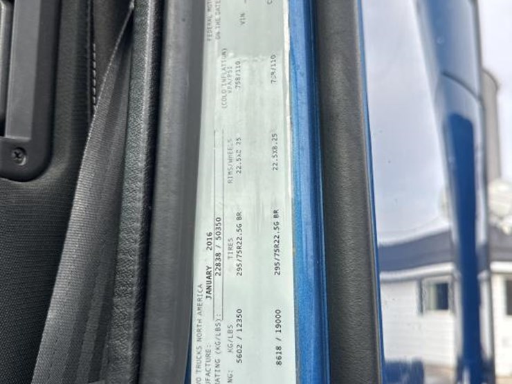 #2231-•-2016-volvo-vnl-sleeper-cab-semi-image-67