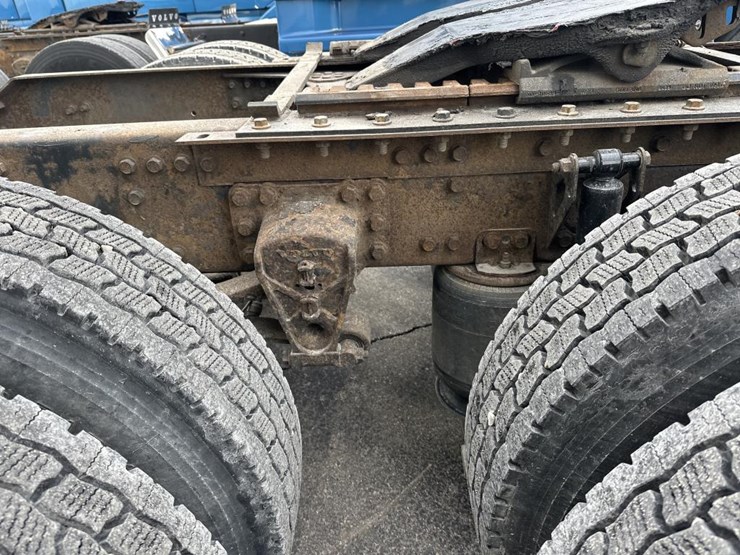 2001-volvo-10-image-39