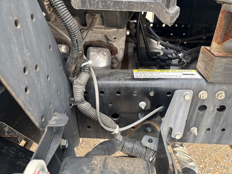 2021-isuzu-npr-hd-image-13