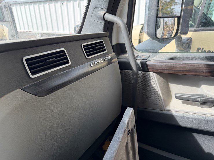 #40953-•-2019-freightliner-cascadia-t/a-daycab-truck-tractor-3akjhtdv4kskd3197-image-74