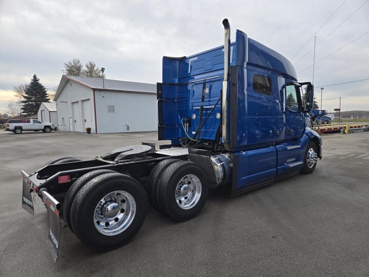 #2226-•-2024-volvo-vnl-sleeper-cab-semi-truck-tractor-image-5