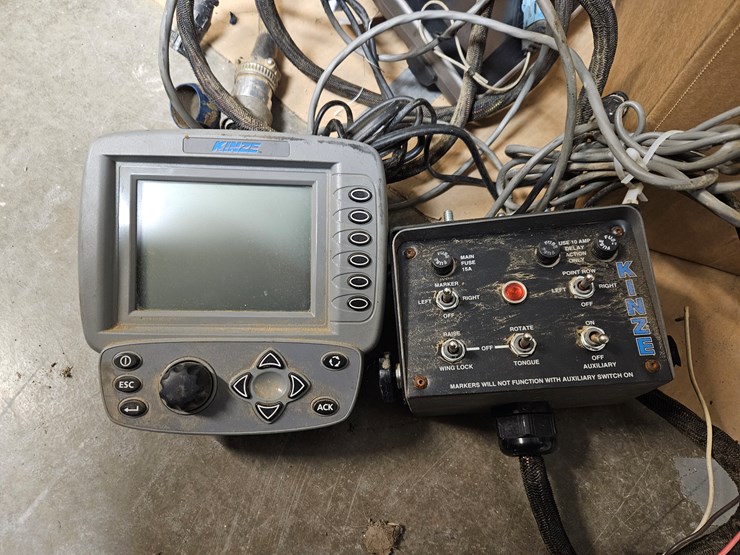 2011-kinze-3600-image-16