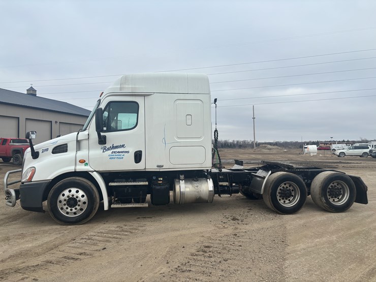 2016-freightliner-cascadia-113-image-2