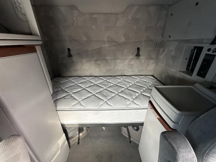 2012-volvo-10-image-50