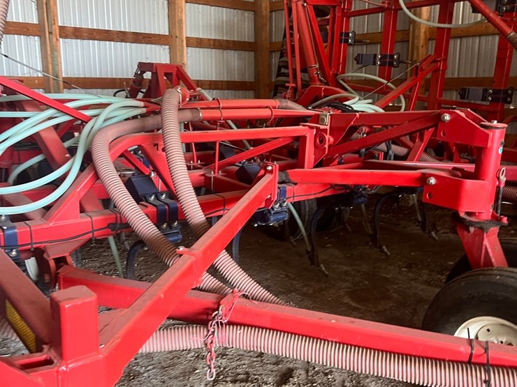 lot-10.-morris-air-seeder,-tow-between-with-10"-eagle-beaks,-new-seed-meter-unit,-pristine-condition,-always-shedded,-highly-maintained,-none-nicer-image-26