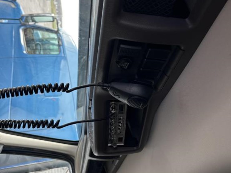 #2231-•-2016-volvo-vnl-sleeper-cab-semi-image-48