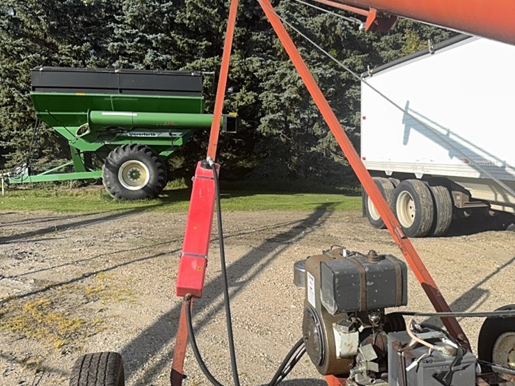 sakundiak-7–33-grain-auger-with-gas-engine-with-electric-start,-equipped-with-wheat-heart-drag-auger-image-9