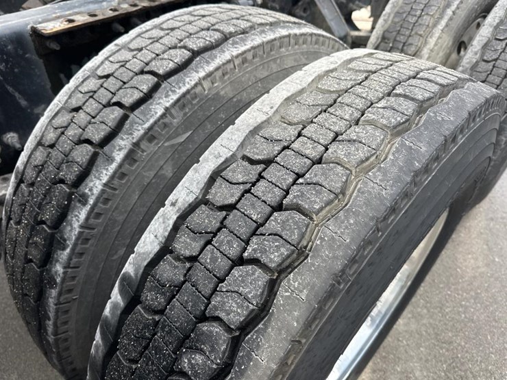 2019-volvo-10-image-57