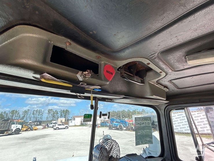 2001-mack-rd688s-image-18