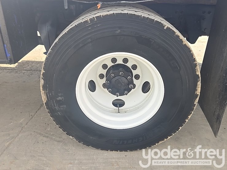 2021-freightliner-m2-106-image-40