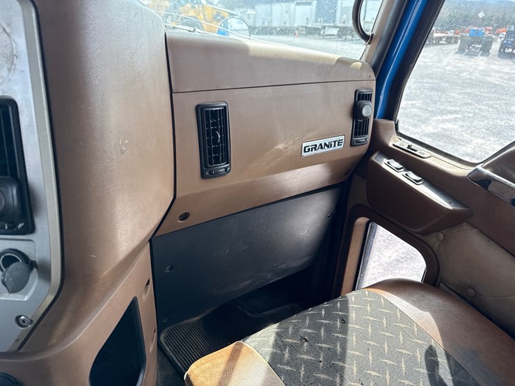 2017-mack-granite-gu713-image-46