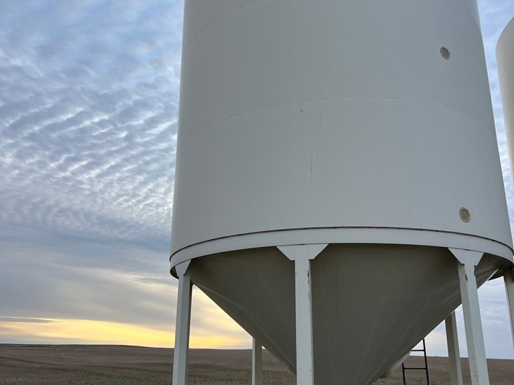 lot-44.-3,000-bu.-meridian-hopper-bin-image-4