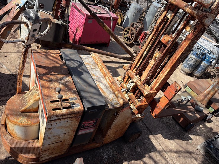 #10-•-clark-electric-forklift,-no-charger-image-7