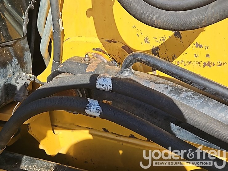 2017-caterpillar-415f2-il-image-33