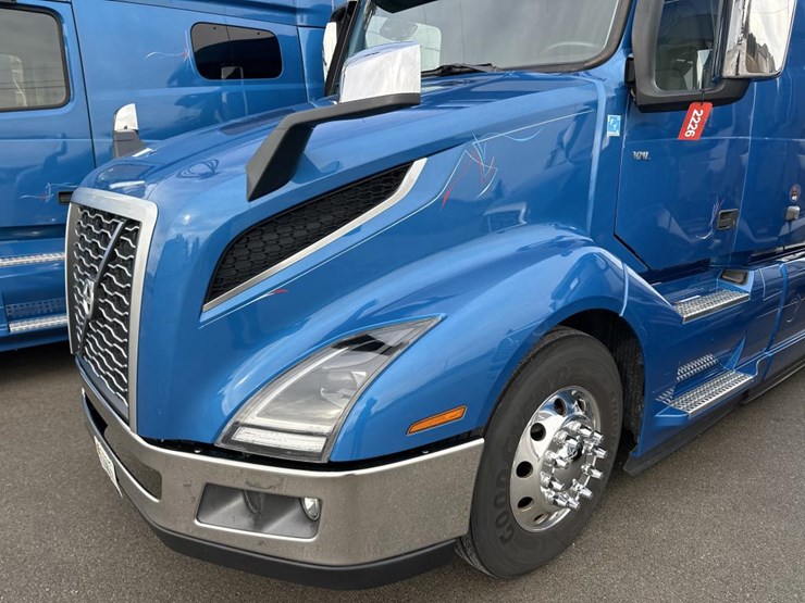 #2226-•-2024-volvo-vnl-sleeper-cab-semi-truck-tractor-image-9