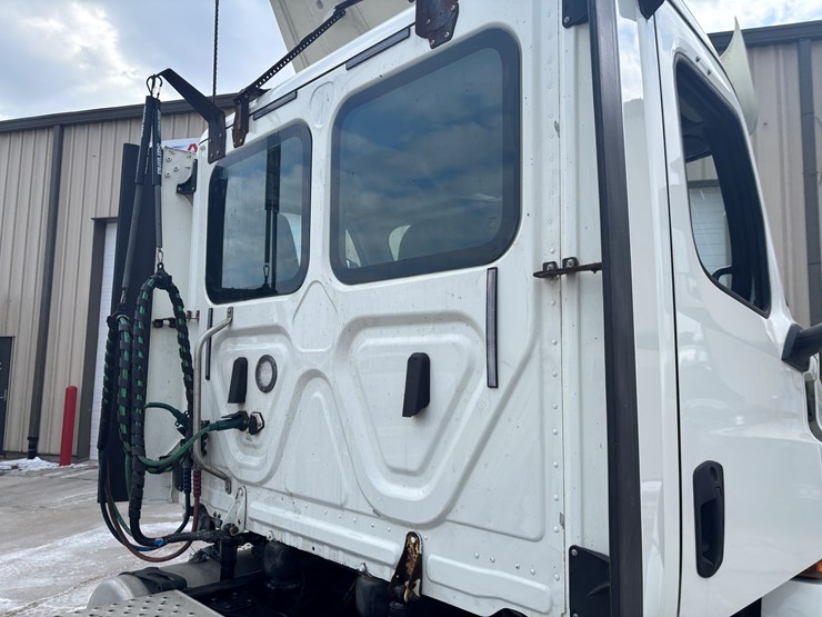 2018-freightliner-cascadia-126-image-18