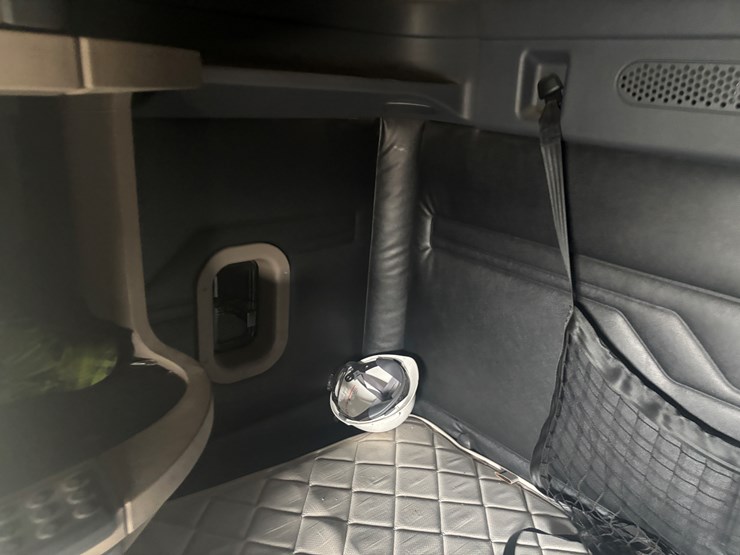 2016-freightliner-cascadia-113-image-40