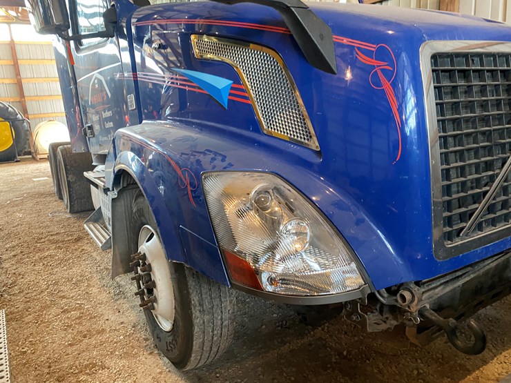 #310-•-2015-volvo-d13-tandem-axle-semi-rolled-over-(has-wi-title)-(algoma,-wi)-image-3